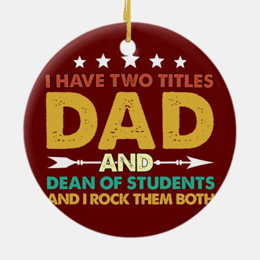 Mens私は2つのタイトルのパパと学生の学部長を持っている セラミックオーナメント (裏面)