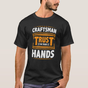 Mens職人が手の電気技師Haを信頼 Tシャツ
