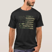 Mens American Flag Husband Daddy Granpa Veteran Pr Tシャツ (正面)