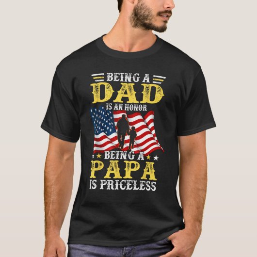 Mens Being Dad is an Honor Being Papa is Priceless Tシャツ (正面)