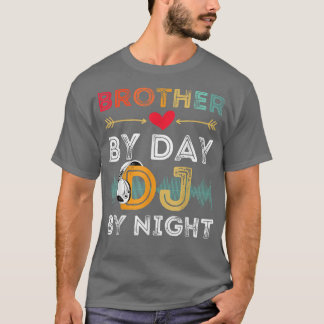 Mens Brother By Day DJ By Night Retro Vintage Deej Tシャツ
