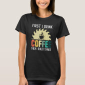 Mens Carpenter Woodworking I Drink Coffee I Build Tシャツ (正面)