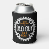 Mens Cycling - Never Underestimate An Old Guy On A 缶クーラー (缶裏面)