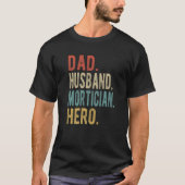 Mens Dad Husband Mortician Hero Tシャツ (正面)