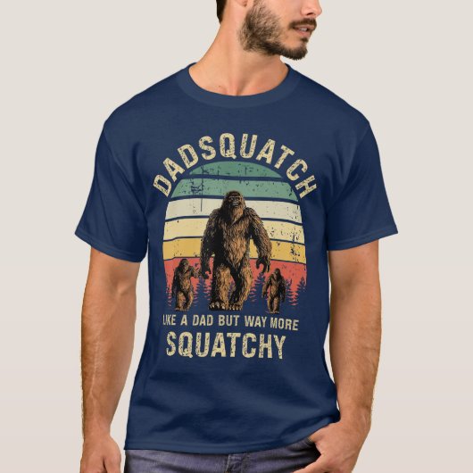 Mens Dadsquatch Like A Dad Way More Squatchy Funny Tシャツ (正面)