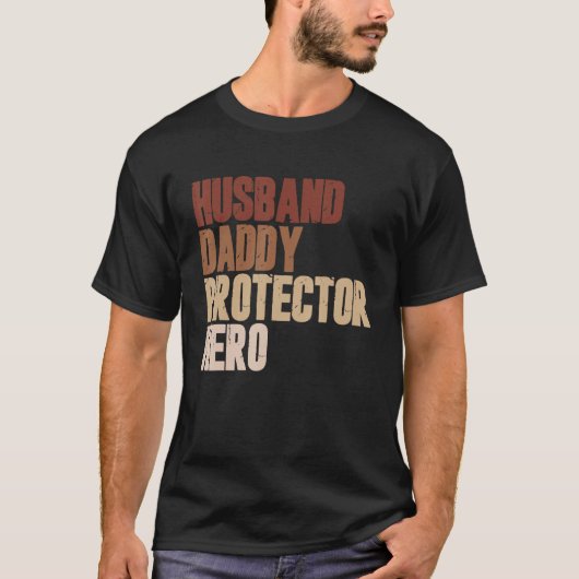 Mens Husband Daddy Protector Hero Father's Day Cam Tシャツ (正面)