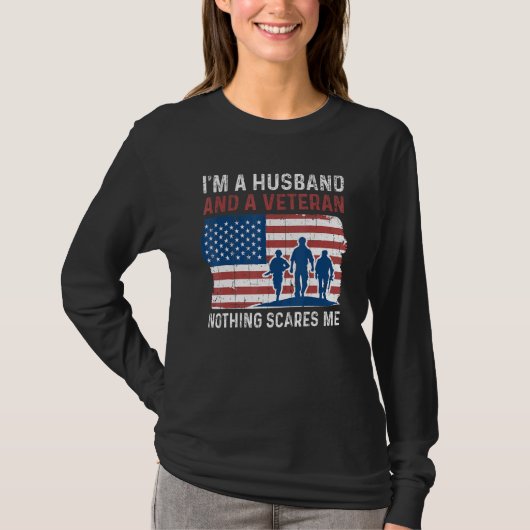 Mens Husband Nothing Scares Me American Proud Vete Tシャツ (正面)