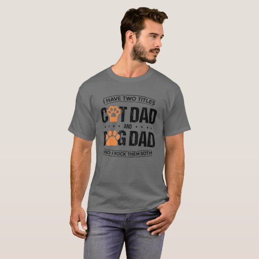 Mens Iは犬のパパと猫のパパとI Rの2つのタイトルを持っている Tシャツ (正面フル)