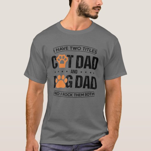 Mens Iは犬のパパと猫のパパとI Rの2つのタイトルを持っている Tシャツ (正面)