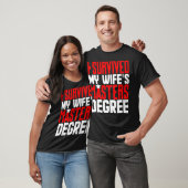 Mens I 生き延び My Wifes Masters学位卒業 Tシャツ (ユニセックス)