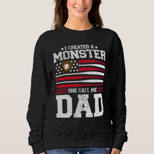 Mens I Created A Monster She Calls Me Dad Softball スウェットシャツ (正面)
