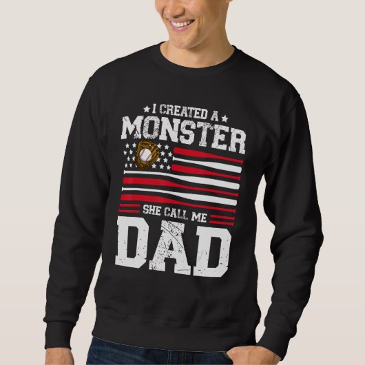 Mens I Created A Monster She Calls Me Dad Softball スウェットシャツ (正面)