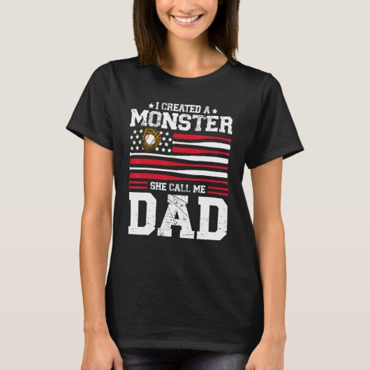 Mens I Created A Monster She Calls Me Dad Softball Tシャツ (正面)