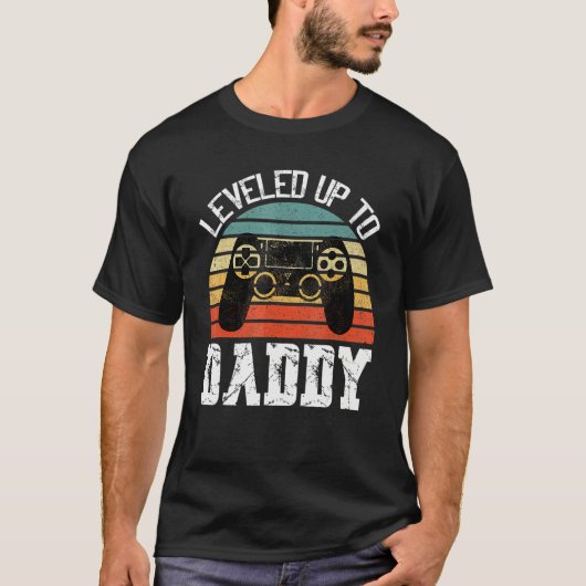 Mens I Leveled Up To Dad 2023 Promoted To Daddy Le Tシャツ (正面)