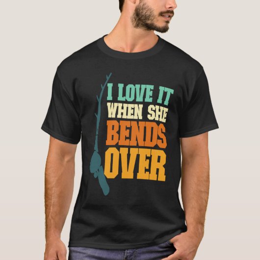 Mens I Love It When She Bends Over Fisher Rod Fish Tシャツ (正面)