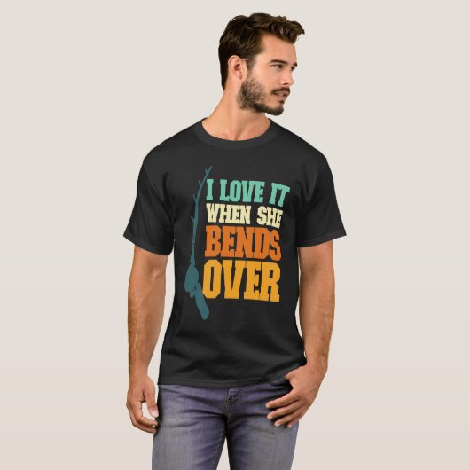 Mens I Love It When She Bends Over Fisher Rod Fish Tシャツ (正面フル)