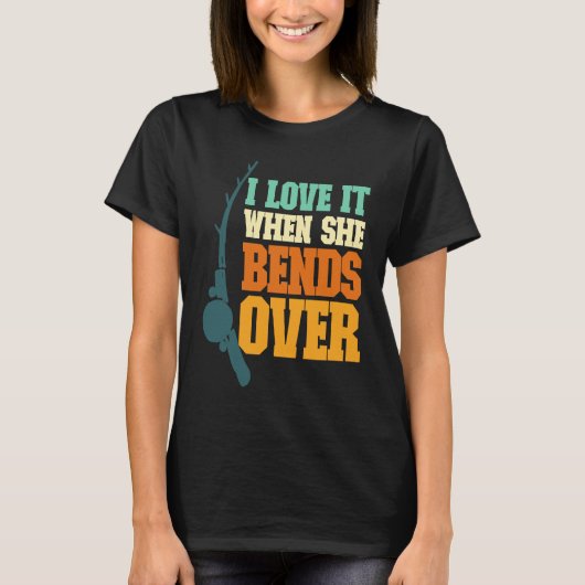 Mens I Love It When She Bends Over Fisher Rod Fish Tシャツ (正面)