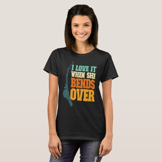 Mens I Love It When She Bends Over Fisher Rod Fish Tシャツ (正面フル)