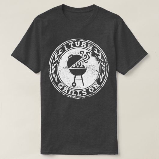 Mens I Turn Grills On おもしろい BBQ Grilling Gift Tシャツ (デザイン正面)