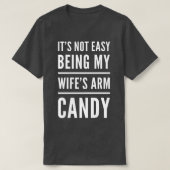 Mens It Is Not Easy Being My Wife's Arm Candy Husb Tシャツ (デザイン正面)