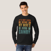 Mens It s Not Easy Being My Wifes Arm Candy Tシャツ (正面フル)