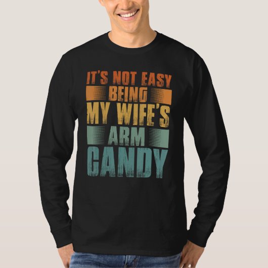 Mens It s Not Easy Being My Wifes Arm Candy Tシャツ (正面)