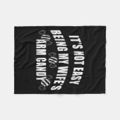 Mens Its Not Easy Being My Wifes Arm Candy Funny H フリースブランケット (正面(横))