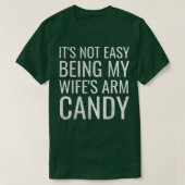 Mens It's Not Easy Being My Wife's Arm Candy Funny Tシャツ (デザイン正面)