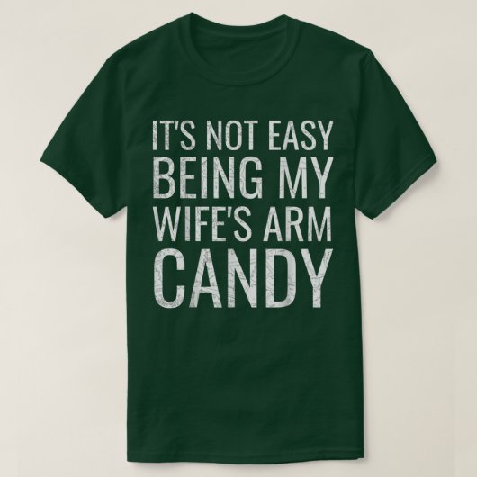 Mens It's Not Easy Being My Wife's Arm Candy Funny Tシャツ (デザイン正面)