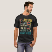 Mens Joshもしは、我々全員がネジを締めたそれを修正できるおもしろい Tシャツ (正面フル)