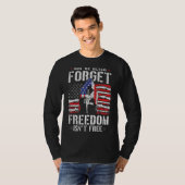 Mens May We Never 忘れ Freedom Isnt Free Usa Fla Tシャツ (正面フル)