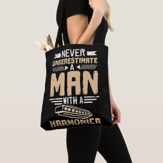 Mens Never Underestimate A Man With A Harmonica yo トートバッグ (クローズアップ)