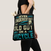 Mens Never Underestimate An Old Guy On a Bicycle G トートバッグ (クローズアップ)