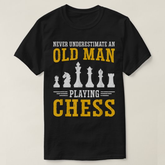 Mens Never Underestimate An Old Man Board Games Ga Tシャツ (デザイン正面)