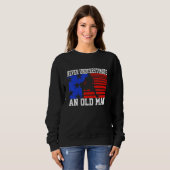 Mens Never Underestimate An Old Man USA Flag Bas スウェットシャツ (正面フル)