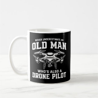Mens Never Underestimate An Old Man Who's Also コーヒーマグカップ