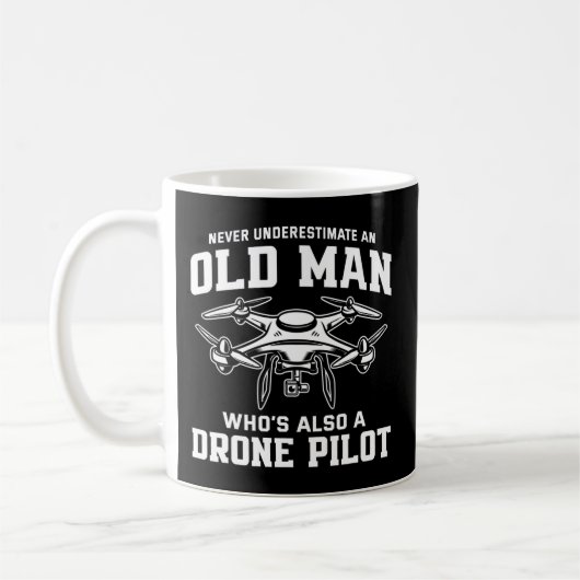 Mens Never Underestimate An Old Man Who's Also コーヒーマグカップ (左)
