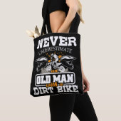 Mens Never Underestimate An Old Man With A Dirt Bi トートバッグ (クローズアップ)