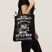 Mens Never Underestimate An Old Man With A Schnauz トートバッグ (クローズアップ)