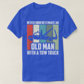 Mens Never Underestimate An Old Man With A Tow Tru Tシャツ (デザイン正面)