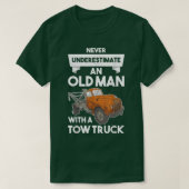 Mens Never Underestimate an Old Man with a Tow Tru Tシャツ (デザイン正面)