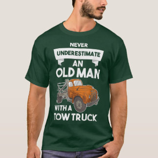Mens Never Underestimate an Old Man with a Tow Tru Tシャツ