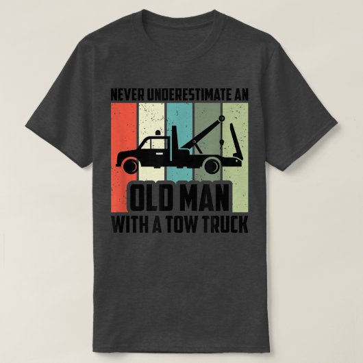 Mens Never Underestimate An Old Man With A Tow Tru Tシャツ (デザイン正面)