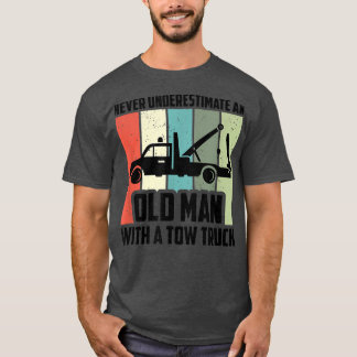 Mens Never Underestimate An Old Man With A Tow Tru Tシャツ
