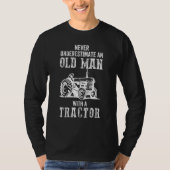 Mens Never Underestimate An Old Man With A Tractor Tシャツ (正面)