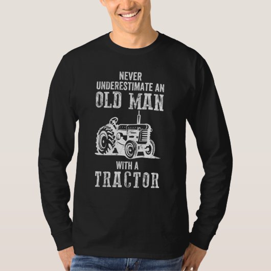 Mens Never Underestimate An Old Man With A Tractor Tシャツ (正面)