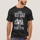 Mens Never Underestimate An Old Man With A Tractor Tシャツ (正面)