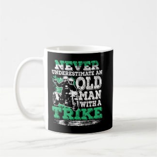 Mens Never Underestimate An Old Man With A Trike C コーヒーマグカップ