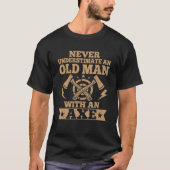 Mens Never Underestimate An Old Man With An Axe Th Tシャツ (正面)