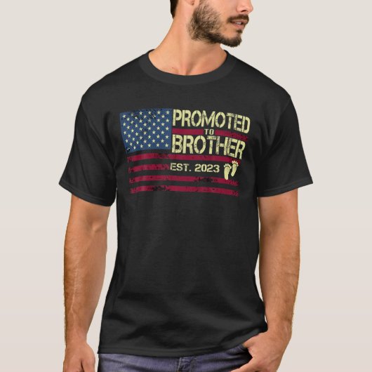 Mens Promote To Brother Est 2023 -ヴィンテージアメリ Tシャツ (正面)